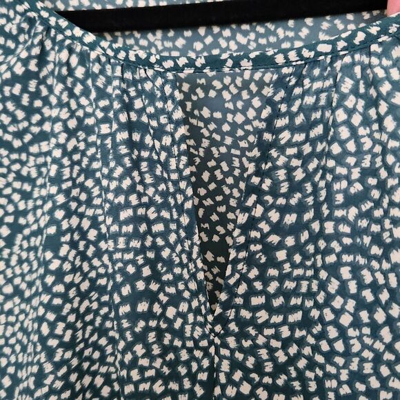 West Kei Women's Green Patterned Top Lightweigh5 Tie Bottom V-Neck Size XL - Picture 3 of 7